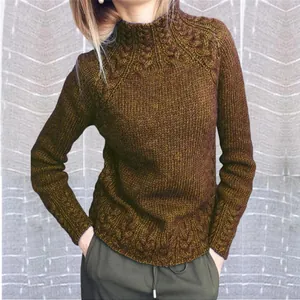 Vue détaillée d'un pull en maille torsadée pour femme avec motifs complexes aux épaules