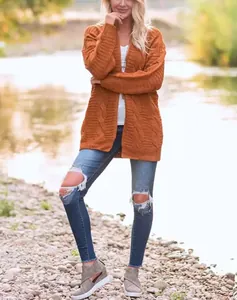 Cárdigan de punto trenzado naranja para mujer, ideal para capas de otoño al aire libre.