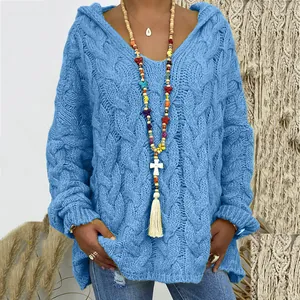 Détail du pull à capuche en maille torsadée bleue pour femme avec col en V chic.
