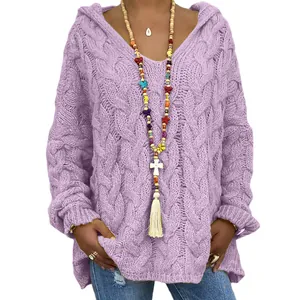 Pull à capuche en tricot torsadé violet clair pour femme avec une texture épaisse et élégante