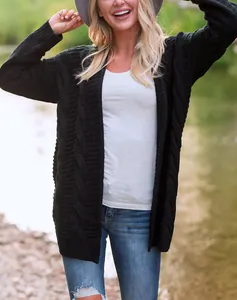 Cárdigan negro de punto grueso para mujer, ideal para un estilo casual al aire libre.