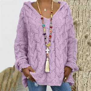 Vue détaillée d'un pull à capuche violet pour femme avec col en V et maille torsadée ample