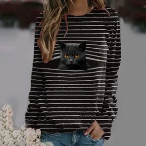 Gros plan sur l'imprimé chat réaliste du t-shirt à manches longues rayé pour femmes