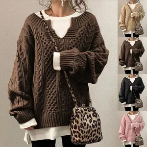 Detailansicht von Oversized-Zopfstrickpullovern in verschiedenen Farben mit V-Ausschnitt