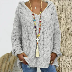 Vue détaillée d'un pull-over gris clair pour femme avec capuche et col en V torsadé
