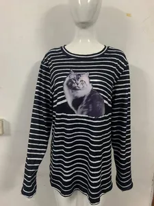 Détail d'un T-shirt à manches longues décontracté à rayures noires et blanches avec motif chat