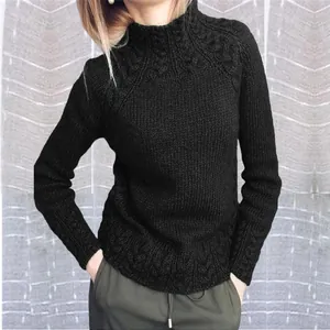 Détail d'un pull à col roulé noir pour femme avec des motifs de maille torsadée