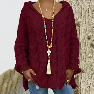 Détail d'un pull à capuche bordeaux pour femme avec col en V décontracté et tricot torsadé.