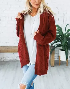 Primer plano de un cárdigan de punto trenzado grueso para mujer en color rojo burdeos
