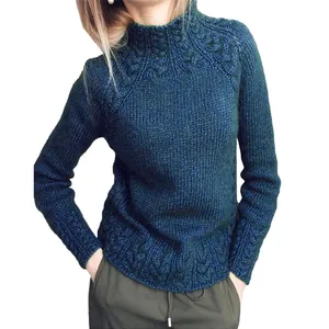 Détails d'un pull en maille torsadée bleu canard pour femme avec un col montant