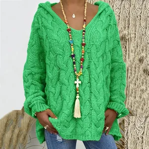 Vue détaillée de la maille torsadée vert vif sur ce pull à capuche ample à col en V