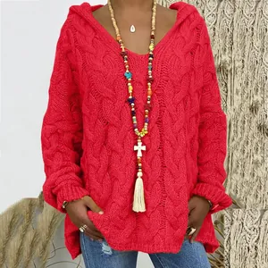 Vue détaillée d'un pull à capuche en maille torsadée rouge avec col en V profond