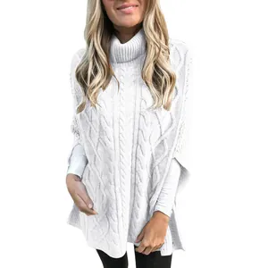 Gedetailleerde weergave van een elegante witte coltrui poncho met kabelpatroon, losse pasvorm
