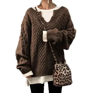 Detailansicht eines braunen Oversize-Zopfstrickpullovers für Damen mit Lagenlook.