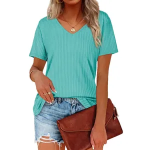 Λεπτομερής προβολή γυναικείου τιρκουάζ T-shirt με V λαιμόκοψη και ραβδωτή πλέξη