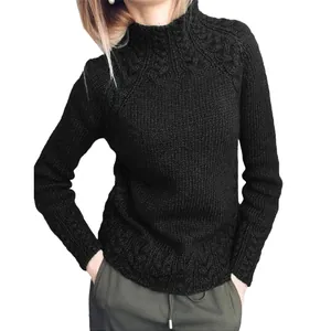 Gros plan sur un pull à col roulé noir à torsades pour femme montrant la maille