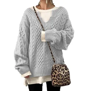 Detailansicht eines grauen Damen-Strickpullovers mit Zopfmuster in entspannter Passform.