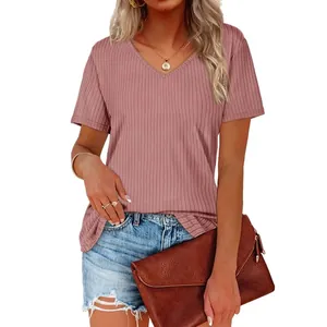 Λεπτομερής προβολή γυναικείου ριμπ t-shirt με κοντό μανίκι και λαιμόκοψη V σε ροζ
