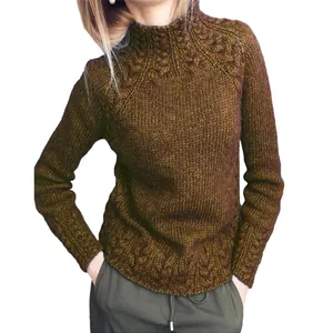 Détail du motif à torsades sur un pull à col montant marron pour femme