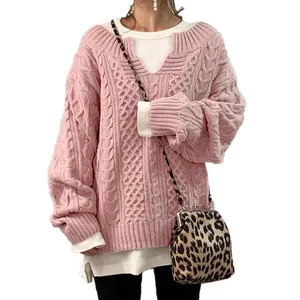 Detailansicht des rosa Zopfstrickpullovers für Damen mit weicher Textur und Lagenlook