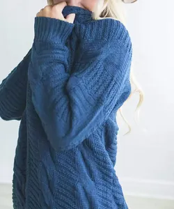 Detalle del tejido de punto de ochos azul grueso en un jersey de otoño elegante