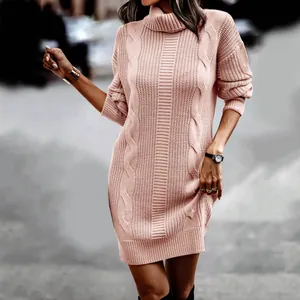 Elegante vestido de punto trenzado rosa con cuello alto para otoño e invierno
