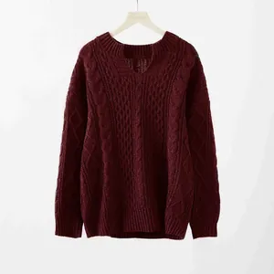 Detailansicht der burgunderroten Zopfmuster-Textur bei diesem Damen-V-Ausschnitt-Pullover.