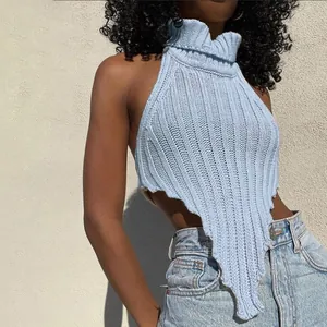 Elegante top a fascia in maglia a coste azzurro con orlo irregolare per l'estate.