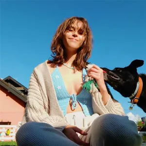 Vue détaillée d'un débardeur bleu au crochet avec col en V et détail noué sur le devant