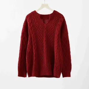 Nahaufnahme des roten Damenstrickpullovers mit Zopfmuster und markantem V-Ausschnitt-Design