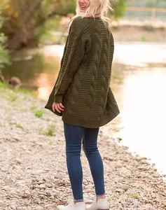 Vista exterior de un cárdigan largo de punto trenzado para mujer en color verde oliva