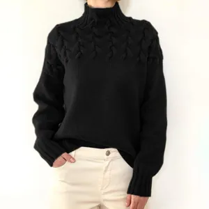 Detailansicht eines schwarzen Damen-Strickpullovers mit Rollkragen und Zopfmuster
