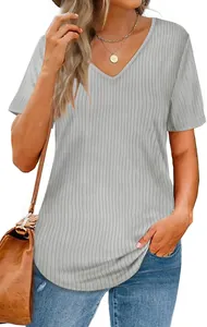 Λεπτομερής προβολή γυναικείου γκρι T-shirt με λαιμόκοψη V και πλέξη με ραβδώσεις