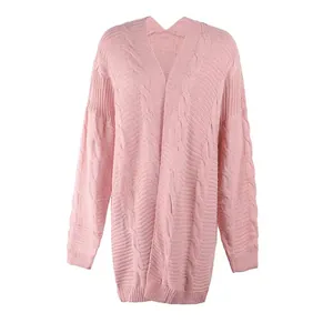Cárdigan largo de punto trenzado rosa para mujer con un diseño abierto muy elegante