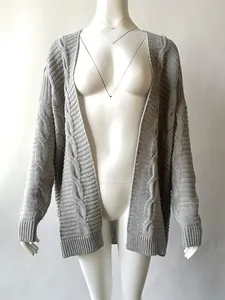 Vista detallada de un cárdigan gris de punto de ochos para mujer en un maniquí blanco.