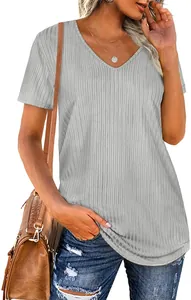 Λεπτομέρεια γκρι κοντομάνικου T-shirt με λαιμόκοψη V και ανάγλυφη πλέξη ριπ