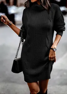 Primer plano del vestido corto de punto trenzado negro con cuello alto y textura gruesa.