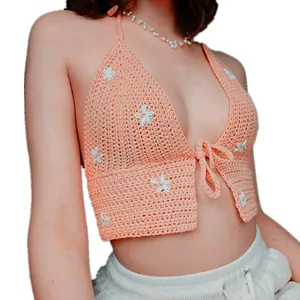 Débardeur court au crochet pêche avec appliques florales blanches et lien sur le devant