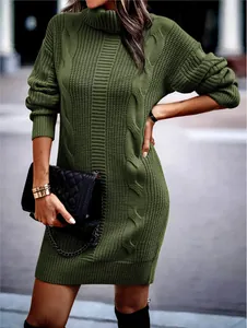 Detalle del vestido de punto con cuello alto y manga larga en color verde oliva