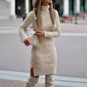 Detailansicht eines eleganten beigen Rollkragen-Strickkleides für den Herbst