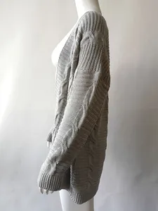 Vista lateral detallada de una chaqueta larga gris de punto trenzado en un maniquí