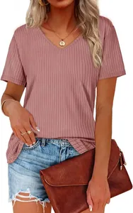 Κοντινό πλάνο γυναικείου ροζ T-shirt με λαιμόκοψη V και λεπτή ραβδωτή υφή υψηλής ποιότητας