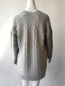 Vista posterior de una rebeca larga gris con trenzas que muestra su textura gruesa