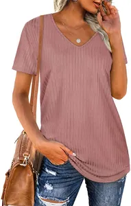 Κοντινή λεπτομέρεια της πλεκτής υφής ενός t-shirt σε χρώμα σάπιο μήλο με λαιμόκοψη V.