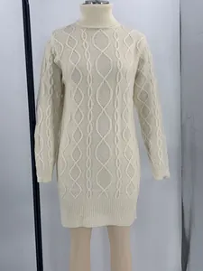 Detailansicht eines gemütlichen cremeweißen Strickkleides mit Zopfmuster und Rollkragen