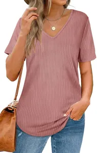 Λεπτομερής προβολή ενός ριμπ T-shirt σε σάπιο μήλο με λαιμόκοψη V και υφή υφάσματος