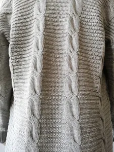 Detalle de primer plano de la textura de punto de ochos en una chaqueta gris gruesa
