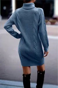 Vista trasera detallada de un vestido de punto azul con cuello alto y corte ajustado