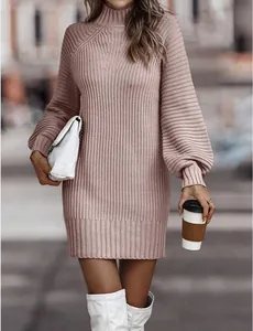 Model trägt ein rosa Strickkleid mit Stehkragen in einer städtischen Straßenumgebung