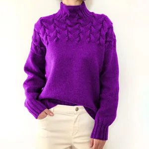 Detailansicht eines lila Rollkragenpullovers mit Zopfmuster und aufwendiger Textur